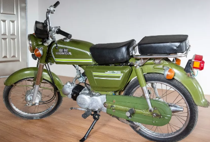 铃木rgt125,是他花了600块买的一辆旧车,当前的样子是通过他改造还原