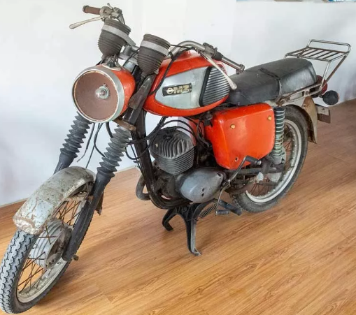 铃木rgt125,是他花了600块买的一辆旧车,当前的样子是通过他改造还原