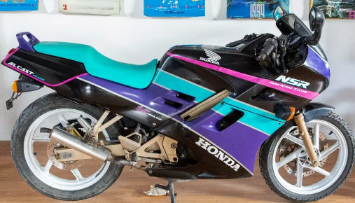 铃木rgt125,是他花了600块买的一辆旧车,当前的样子是通过他改造还原