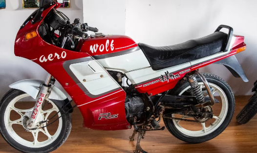 铃木rgt125,是他花了600块买的一辆旧车,当前的样子是通过他改造还原