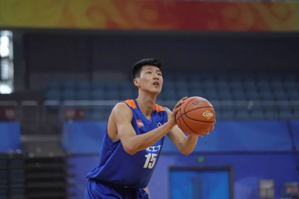 场均仅5 5,白拿800万顶薪!5场比赛只得4分,新疆男篮真有眼光