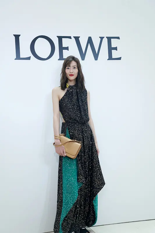 刘雯高调现身品牌活动,穿露背裙配橡胶鞋真草率,这九头身太牛了