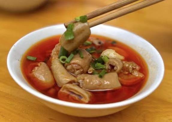 大蒜烧肥肠一小碗80元,老板说不是老客还不卖呢,好吃是真的,很厚实,没