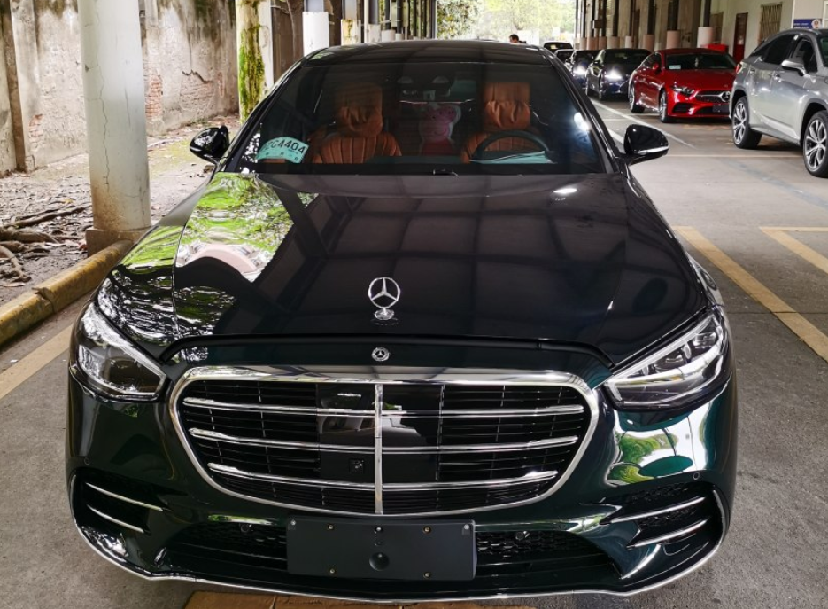 140万买奔驰S450L，定制祖母绿，回家路上车主媳妇主动要求驾车