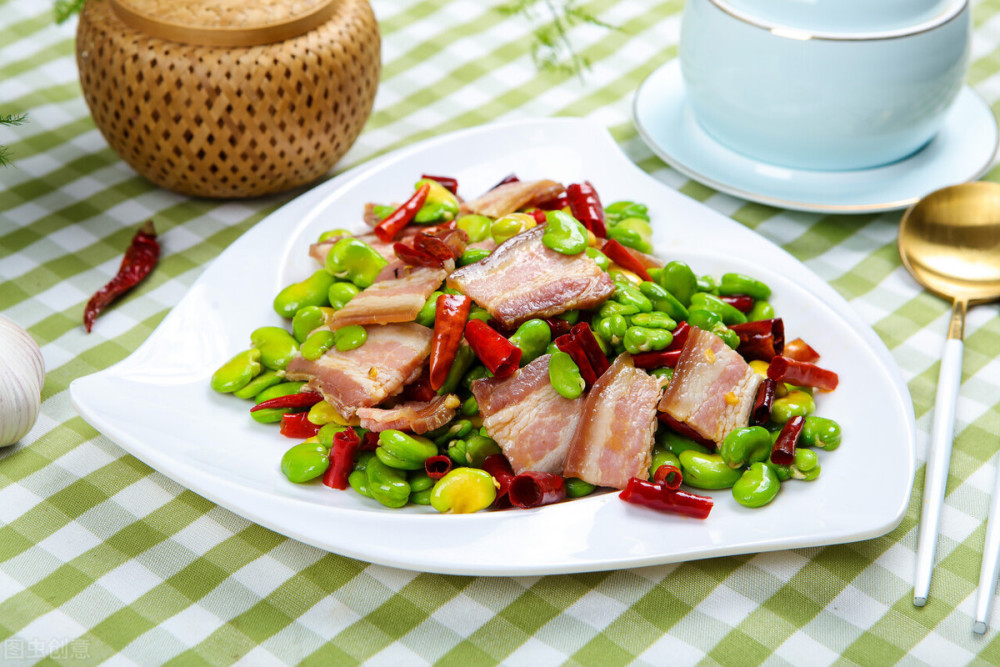 食材清单 〗蚕豆,腊肉,干辣椒5-6个,菜籽油,料酒,食盐,白糖〖 制作