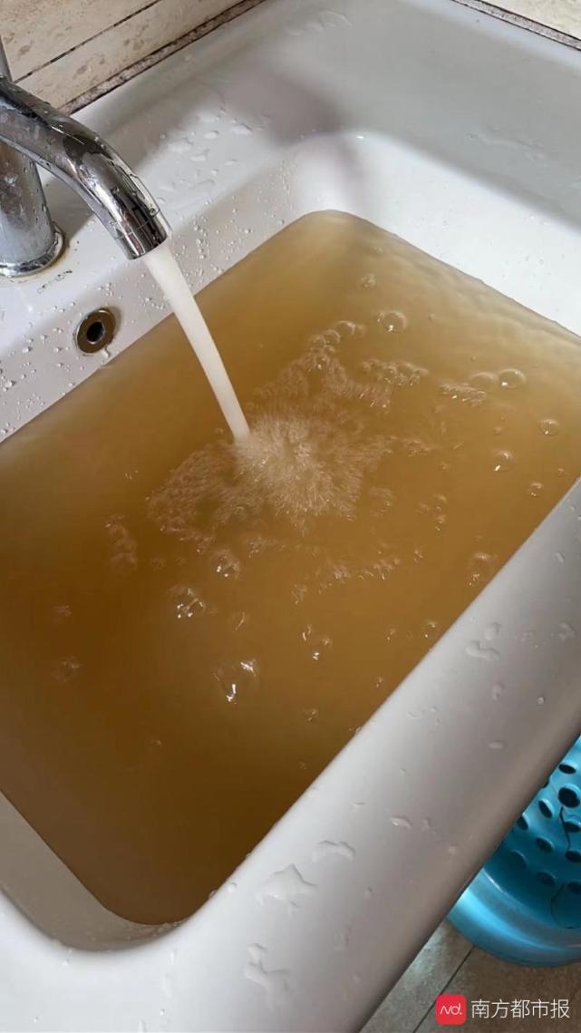 小区自来水连续数月反复发黄!水厂承包商称缺资金换设备_腾讯新闻