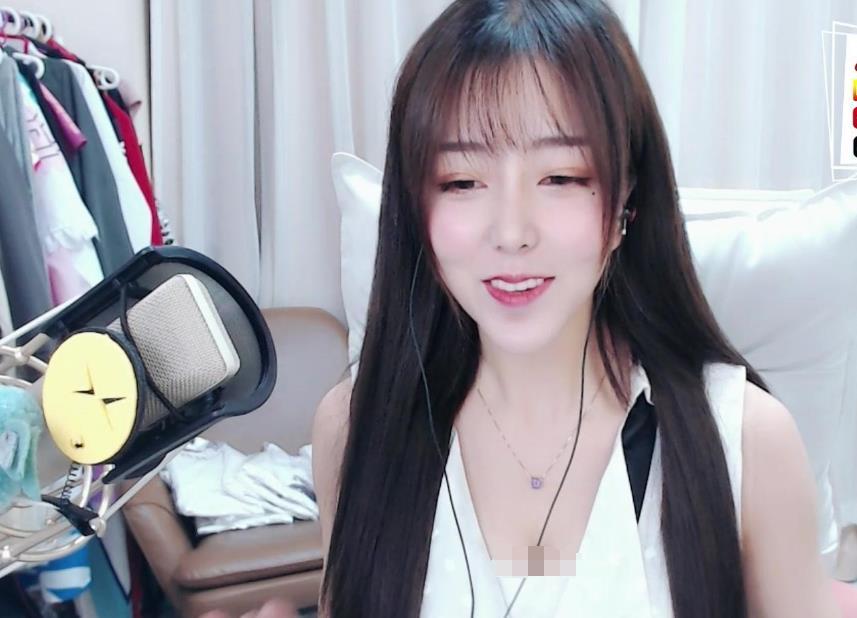 斗鱼晴子连麦乔碧萝线下活动被吐槽网红脸对比才会更漂亮