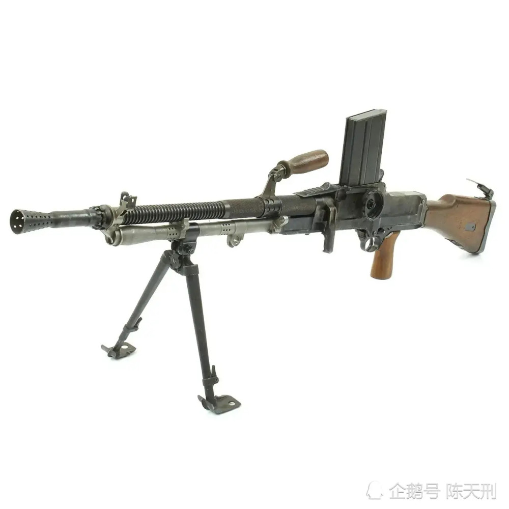 如今八路军的精锐机枪手(可惜小编没有查到这位战士的姓名),操作如此