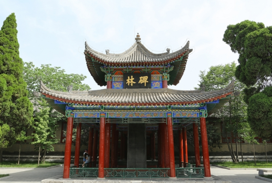 根下,在参天古木之下,我们穿梭于碑刻石雕之间,感受孔庙圣地的庄严