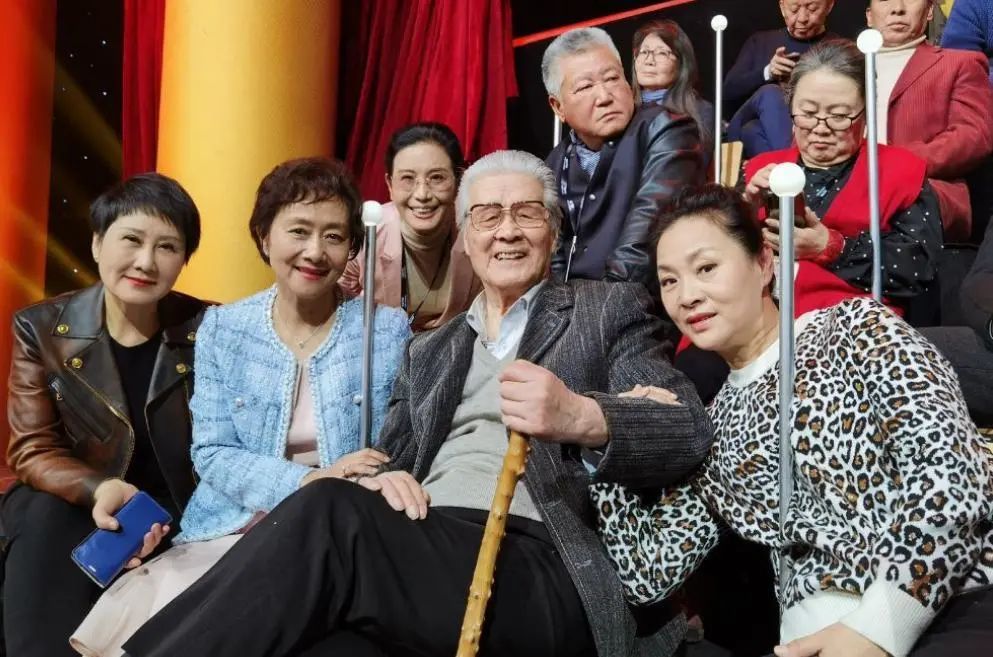 郑乾龙出身梨园世家,父亲是著名昆曲表演者郑传监.