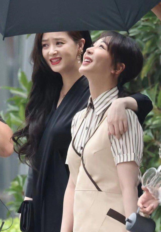 蒋欣杨紫再次同框:蒋欣皱眉咧嘴霸气外漏,杨紫甜美憨笑