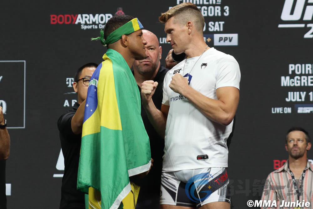 【"神奇小子"汤普森在ufc 264遭遇"最尴尬时刻",在所有选手面前呕吐不