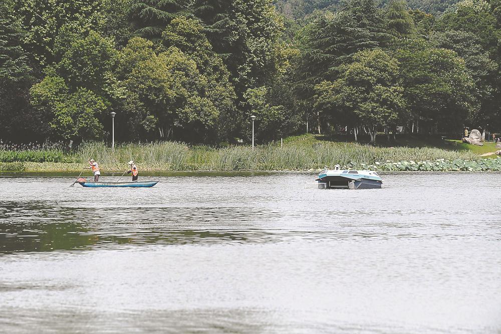 合肥市蜀峰湾公园试用无人保洁船 作业效率超过纯人工保洁船5倍