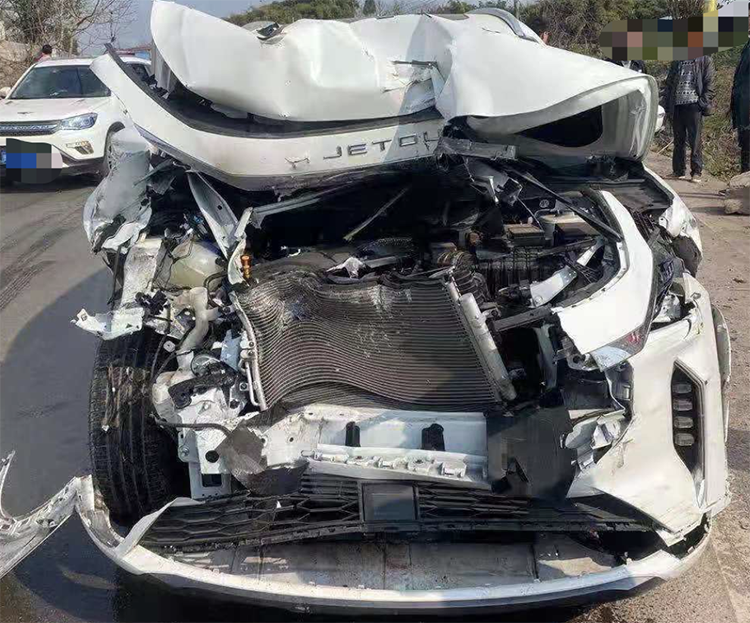 廉价中型SUV捷途X70Plus碰撞受损严重，气囊为何未打开