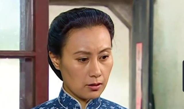 长大才发觉,《情深深雨蒙蒙》中,傅文佩是琼瑶剧中一"狠角色"