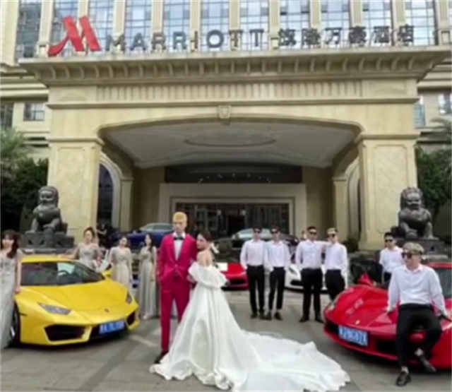 某富二代结婚，头车劳斯莱斯，车尾清一色超跑，租车就得花几十万