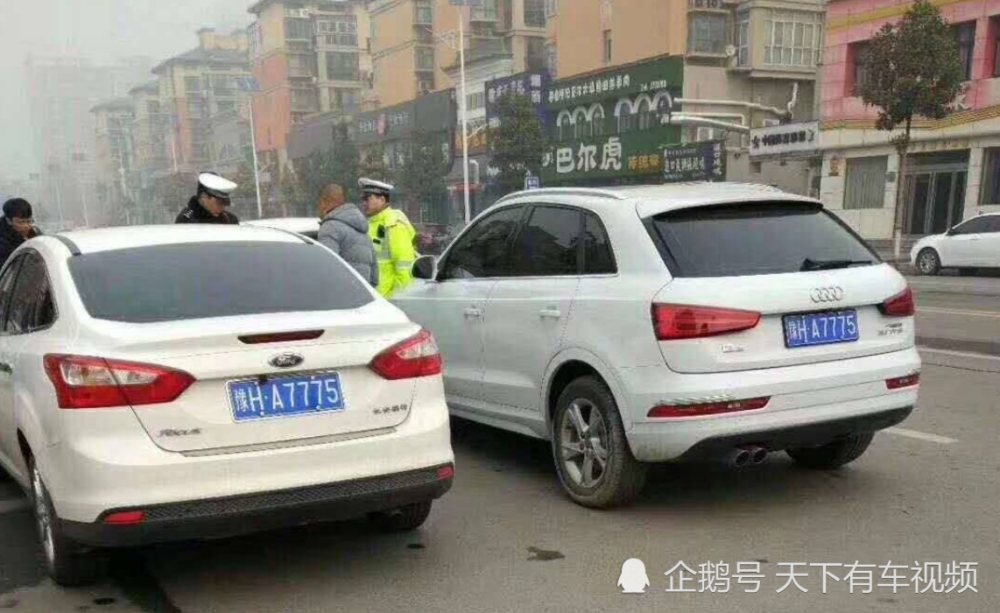 “双胞胎”车牌刚好在加油站碰见，两车主一同报警，结局发生反转