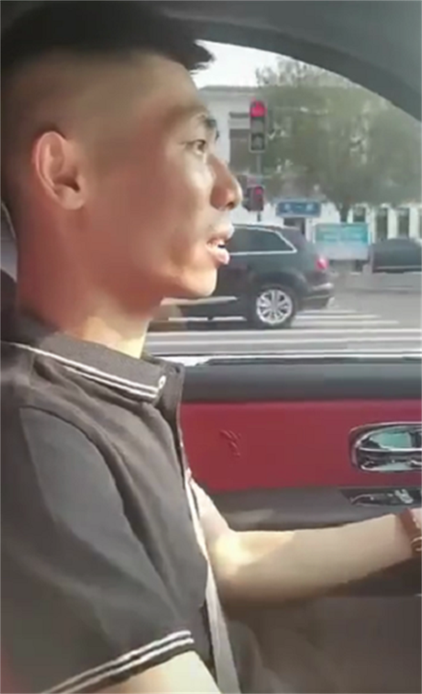 “旭旭宝宝”开劳斯莱斯SUV上街，车价7位数，周围车辆看到都适当让行