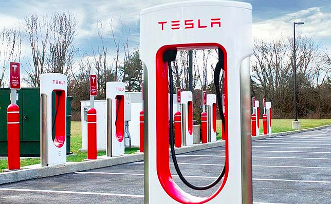 特斯拉关闭其首个超级充电站