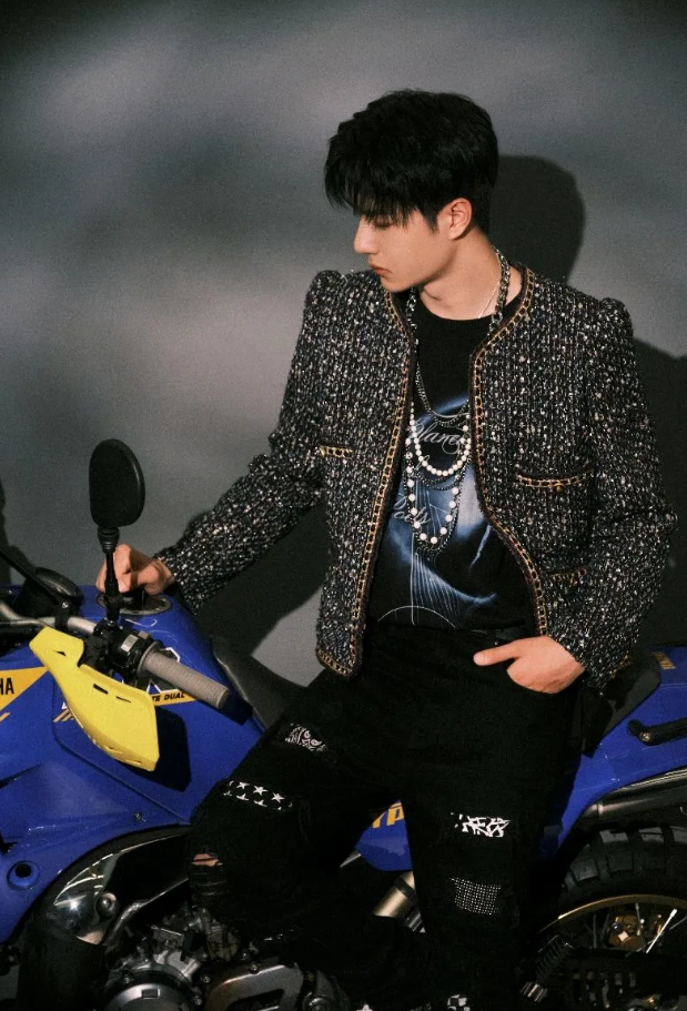 王一博曜夜流影大片,碎钻夹克闪耀全场,演绎酷拽机车少年