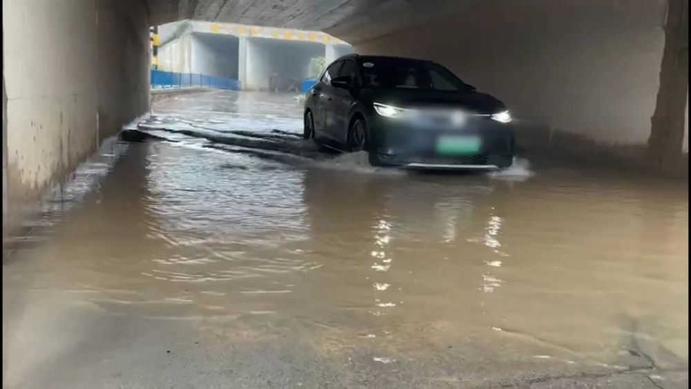 下雨天开新能源车涉水安全吗业内人士30厘米以内水深放心开