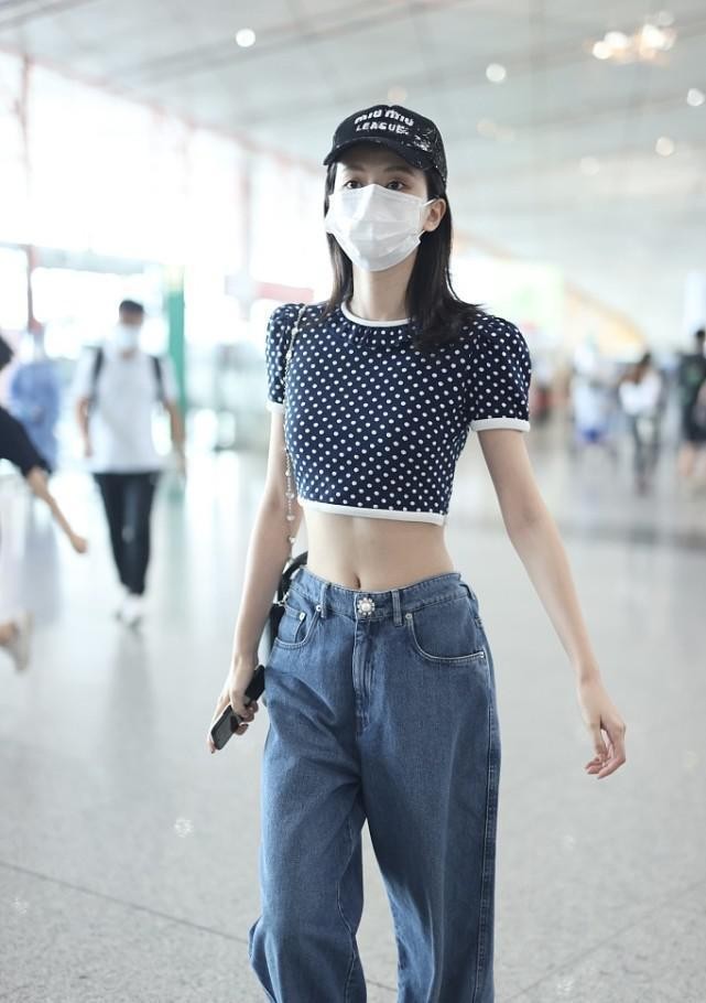 乔欣的腰细的有点不真实蚂蚁腰穿超短上衣牛仔裤松垮靠胯撑