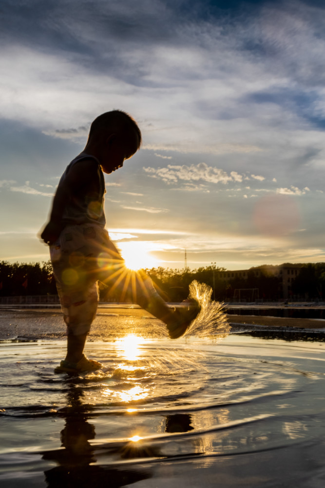 家有小屁孩雨后戏水