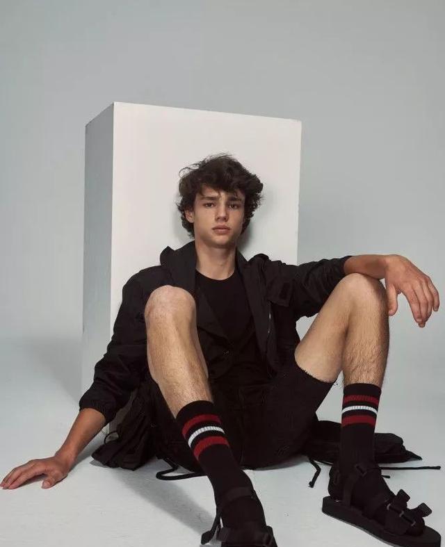 三年前,还在上高中的fernando lindez 已经长到了1.87米.