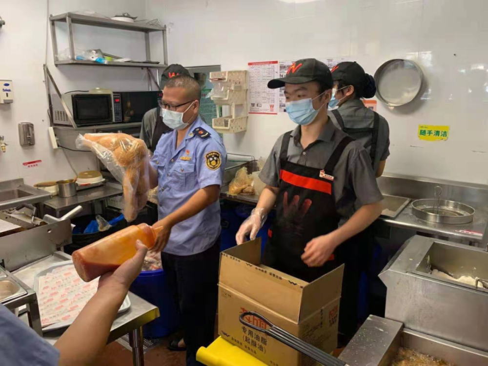 突击检查厦门多家华莱士门店被查处后厨卫生曝光