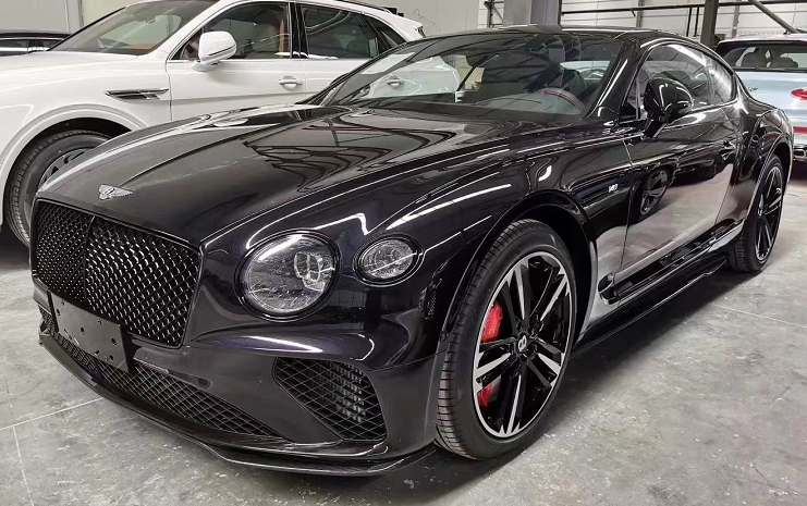 全黑运动款宾利欧陆，内饰设计居然粉粉的，4座设计你爱了吗？