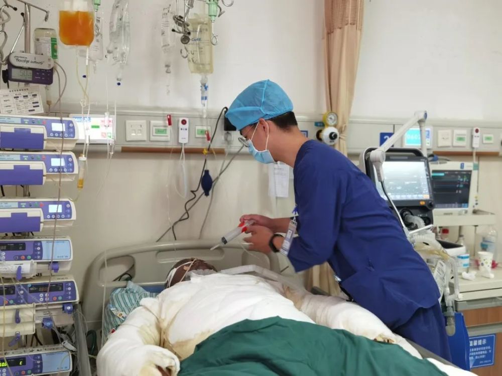 最新：电动车自燃事故中 受伤父亲度过休克期