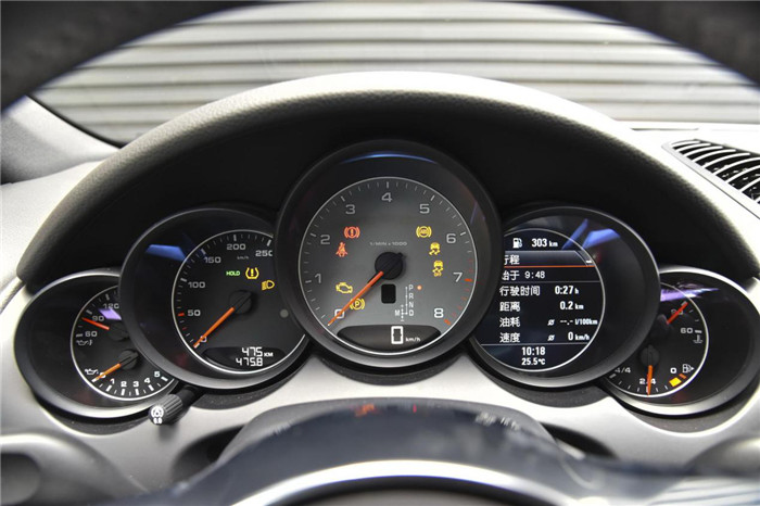 内部空间的表现也是同样不俗的,因此卡宴既是一台操控动力出色的suv