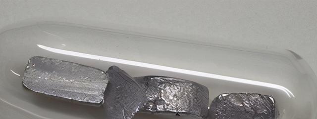 太怪异,医院也找不出她的病因,这时一位教授猜测朱令很可能是铊盐中毒