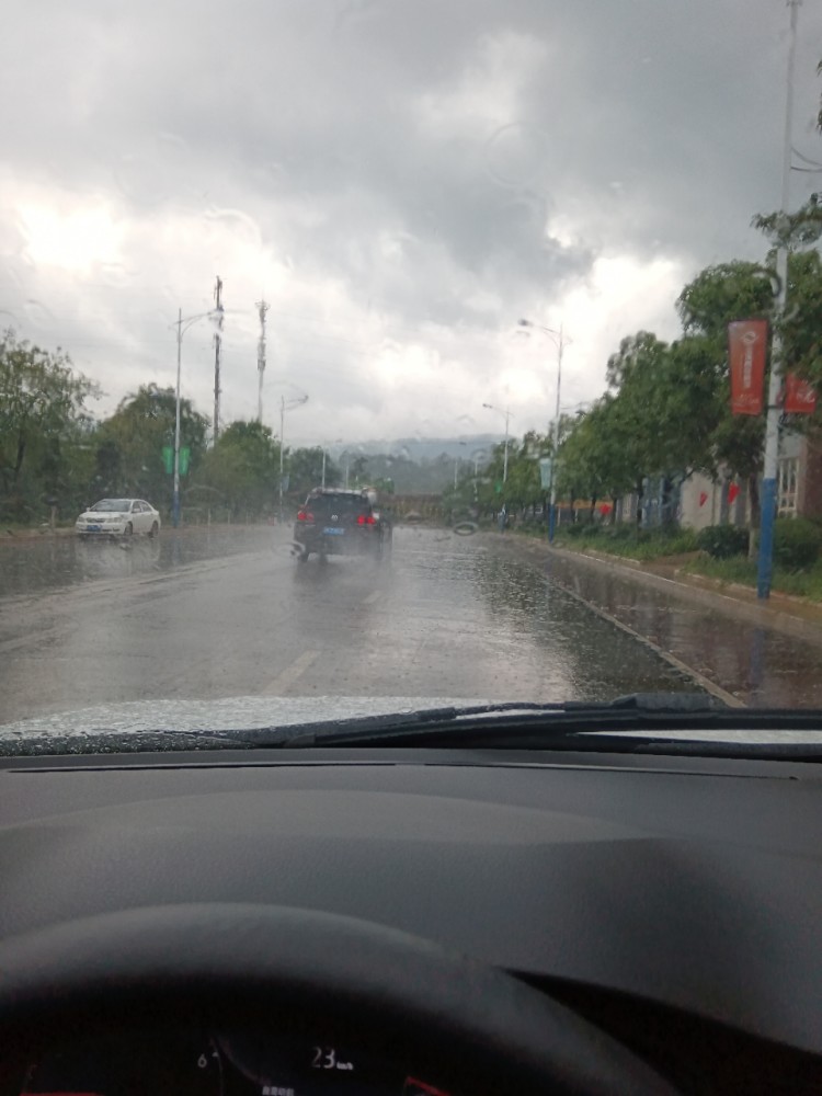 雨天開車注意的太多,最重要的就是安全駕駛