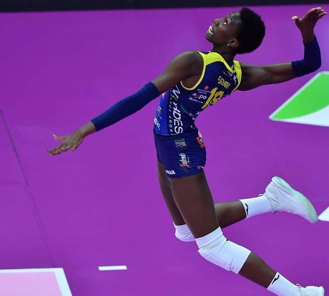 艾格努虽然习惯性打出超手进攻,但是她想要扣球超手两米的袁心玥是