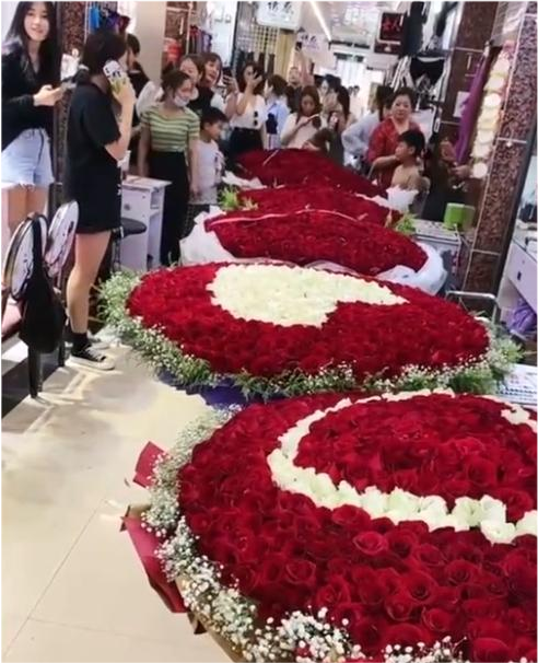女子收到玫瑰,9999朵花束摆满过道,网友:送钱不是更好吗_腾讯新闻