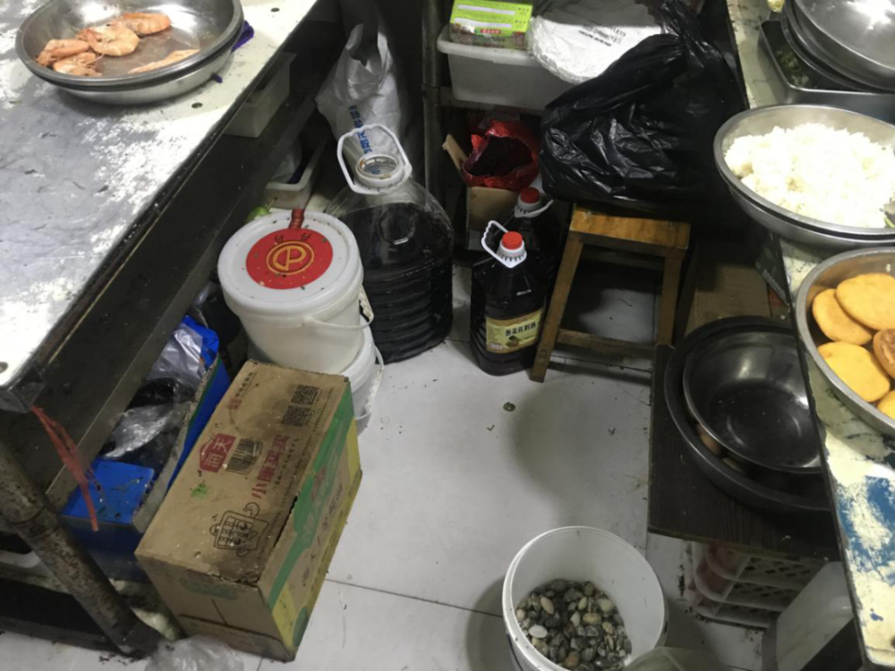 这条网红烧烤街后厨卫生过关吗?_腾讯新闻