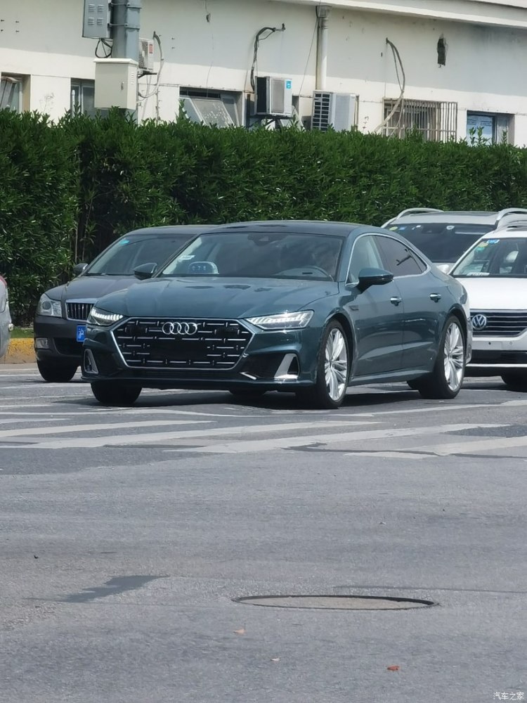 大溜背变三厢，定价不超70万元，上汽奥迪A7L多种颜色实车相继上路