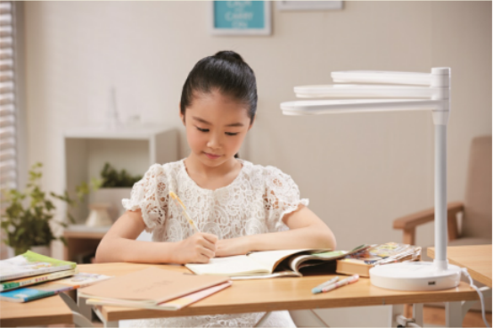 读写姿势不正确,是导致孩子视力下降的重要原因之一,家长需要从小培养