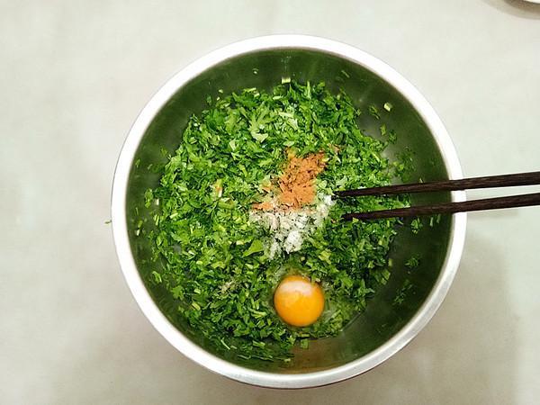 3.切好的茼蒿放入盆中,加入食盐,五香粉,(鸡粉)打入一个鸡蛋搅拌均匀