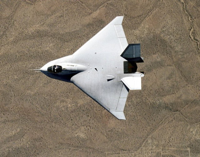 图片:x-32战斗机的垂尾外倾角也很大,而主翼后缘非常靠后.