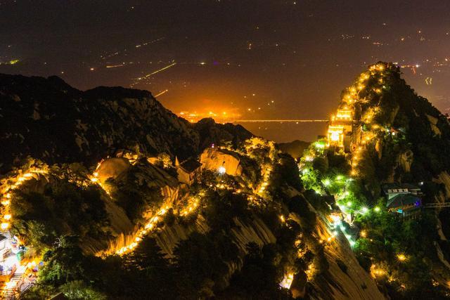华山夜景.华山上的华阴老腔.华山下棋亭.春日华山景色宜人.