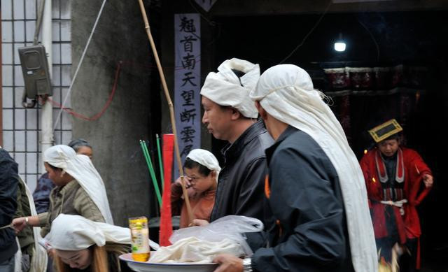 农村办白事出殡前忌讳送葬人空腹上坟有3个原因并非无稽之谈