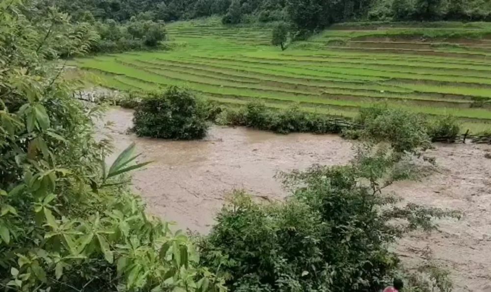 缅甸掸邦小镇大量民宅被淹低洼地区积水没到成人腰部