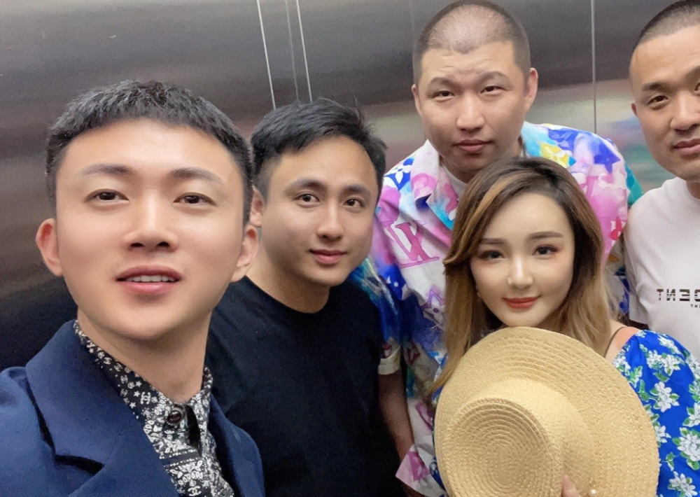 网红浩南紧急开播澄清活动现场挨打事件态度发生明显改变