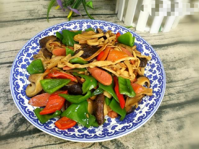 儿子这几天隔三差五就嚷嚷着要吃香菇炒豆干,说起这道菜,目前是全家人