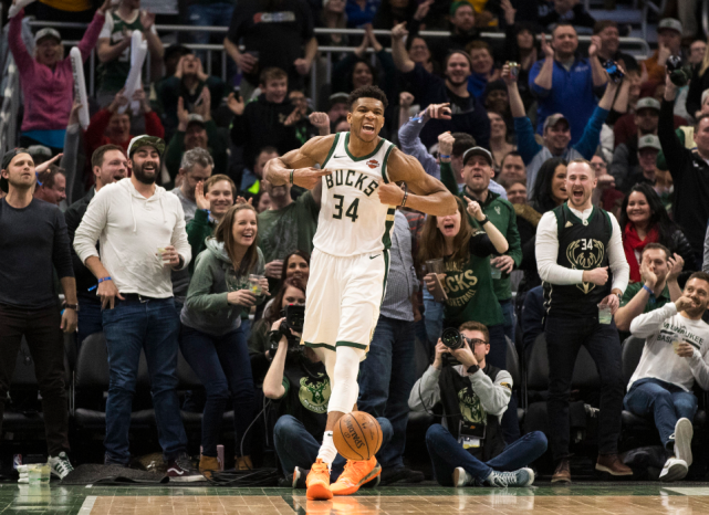 名记爆料:雄鹿队主场已经搭建好舞台,冠军t恤已备好