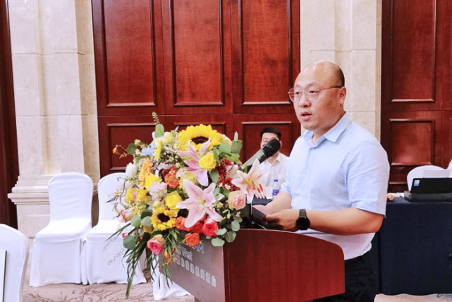 有限公司董事长郑文贵,总经理李秋枫及来自诸暨市大唐镇的20位袜企客