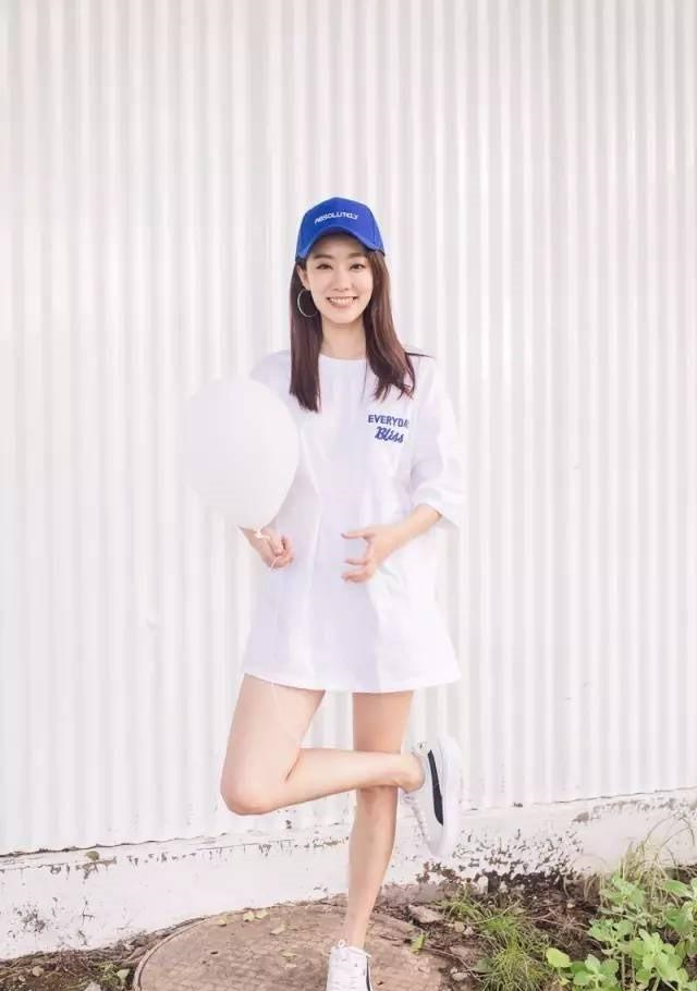 张小斐自嘲胖了4斤走机场穿t恤短裤细腿抢镜真看不出哪胖了