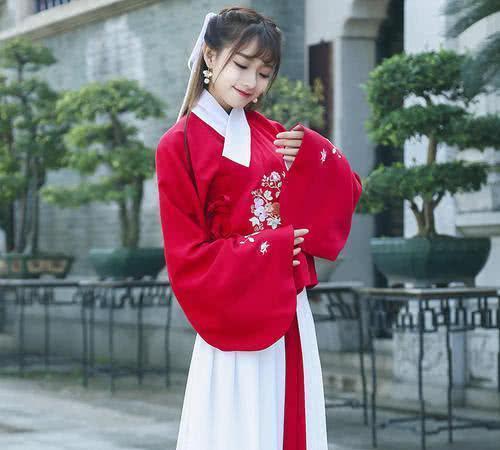 女孩穿汉服到烈士陵园行礼,市民:现在的年轻人越来越懂事了